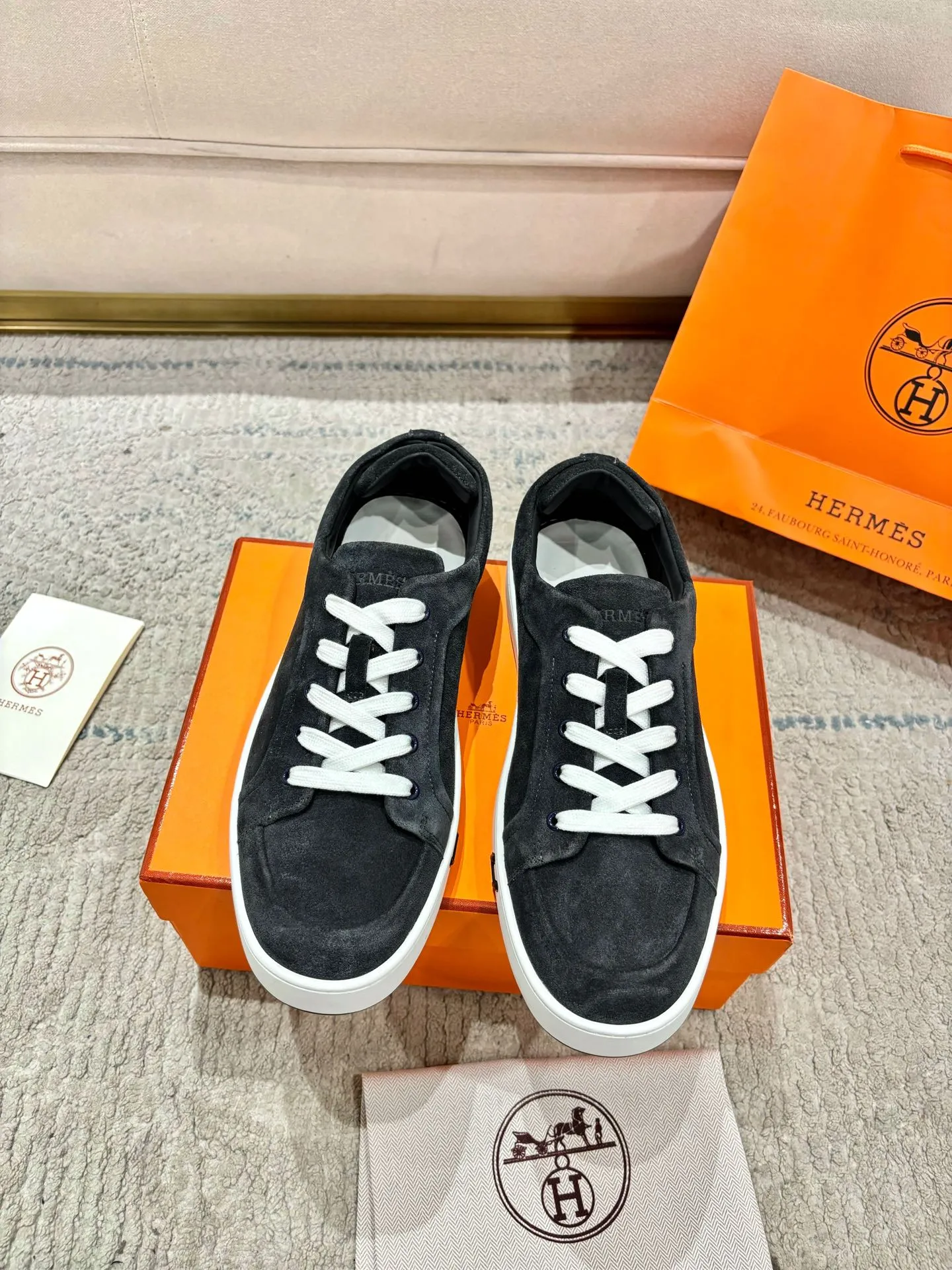 Factory direct sales p640🐘🐘Women's shoes Women's clothing Men's ➕10 Hermes·Hermès 2025ss new Lucky series men's leather loafers casual sports shoes for women Top version 🔝Original purchase, development and production👍🏻 This Hermès sports shoe is made of calfskin and suede goatskin, with iconic "H" details on the side, creating a dynamic and fashionable style. 💘 💜Material: original imported first-layer cowhide 💛Inner lining: original customized soft sheepskin 💚Sole: original molded non-slip TPU outsole ❤️Sole thickness: about 2.5cm 🤍Number of yards: 35-45👣 (40 for women and 45 for men, custom-made and non-refundable